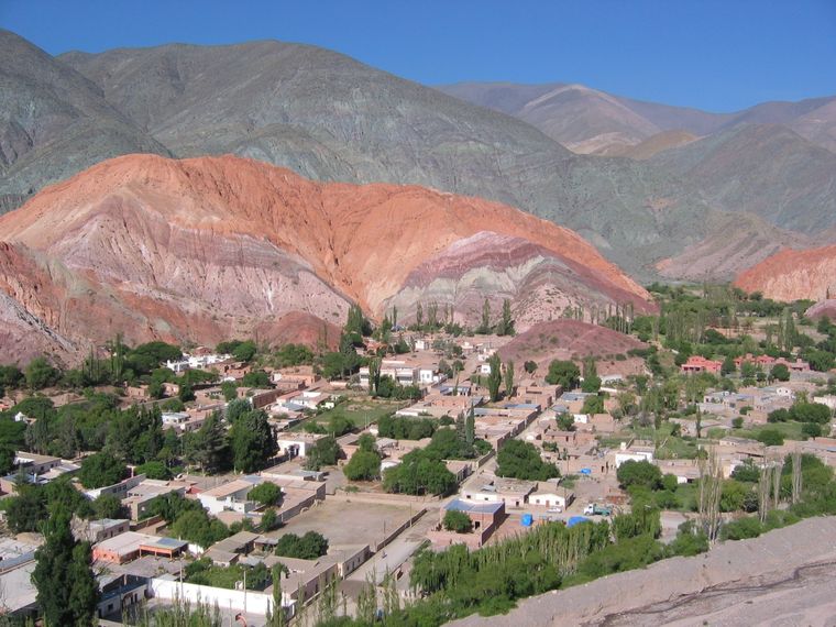 Purmamarca es el pueblo que todos deben visitar en el norte argentino. 