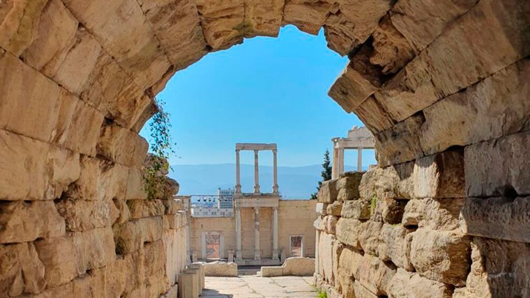 El Estadio Romano de Trimontium, ubicado en la actual ciudad de Plovdiv, Bulgaria, se encuentra sepultado justo debajo de la principal calle peatonal del centro urbano. El concurso busca transformar el aspecto actual del paso Trimontium y mejorar especialmente la accesibilidad. El túnel funciona como una de las puertas hacia las estructuras del antiguo Forum de Philippopolis.