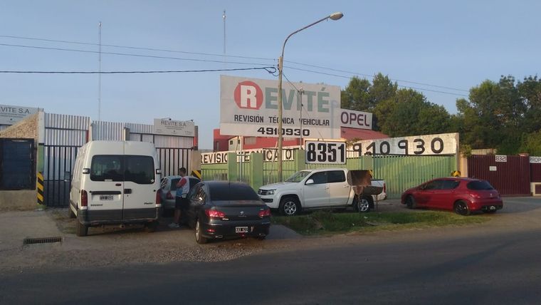 Los conductores pasan toda la noche esperando por un turno para hacer la Revisión Técnica Obligatoria