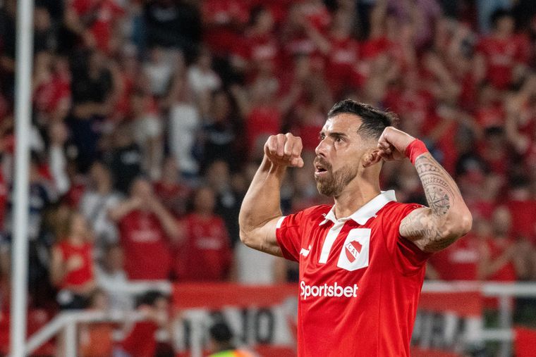 Gabriel Ávalos metió un cabezazo letal para el 1-0 de Independiente ante Rosario Central y lo festejó como siempre.