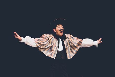 El Bululú de Osqui Guzmán tendrá sus últimas dos presentaciones en Argentina y parte rumbo a España.
