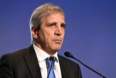 Licitación: Luis Caputo sale a renovar $8,3 billones y busca captar más divisas con los bonos en dólares.