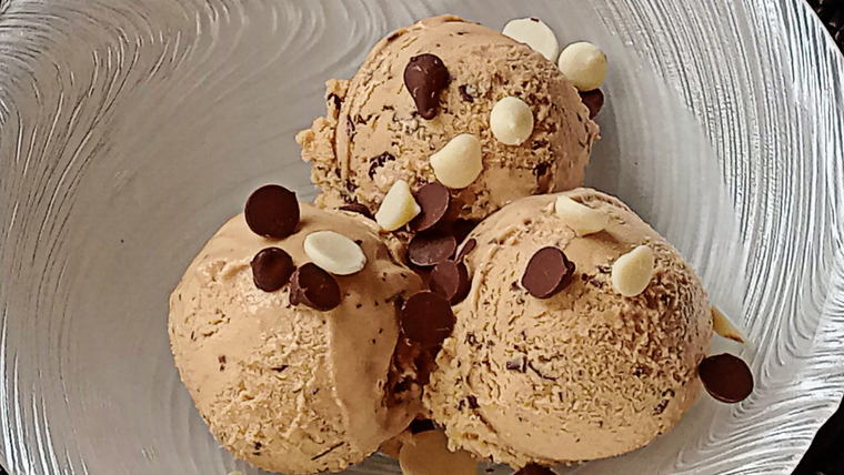 La receta queda más cremosa gracias a la grasa natural del dulce de leche, que evita la formación de cristales de hielo. La receta queda más cremosa gracias a la grasa natural del dulce de leche, que evita la formación de cristales de hielo.