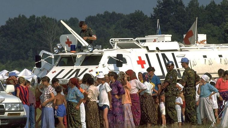 Srebrenica estaba bajo protección de cascos azules holandeses no impidieron la matanza de musulmanes.