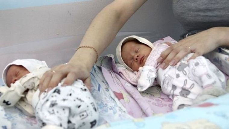 Los estudios en varios países mostraron que los bebés nacidos durante la pandemia estaban más expuestos a la enfermedad y tenían menos probabilidades de ser empleados