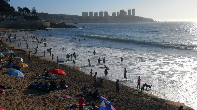 Las playas chilenas son muy concurridas durante los meses de verano Foto: ALF PONCE MERCADO / MDZ