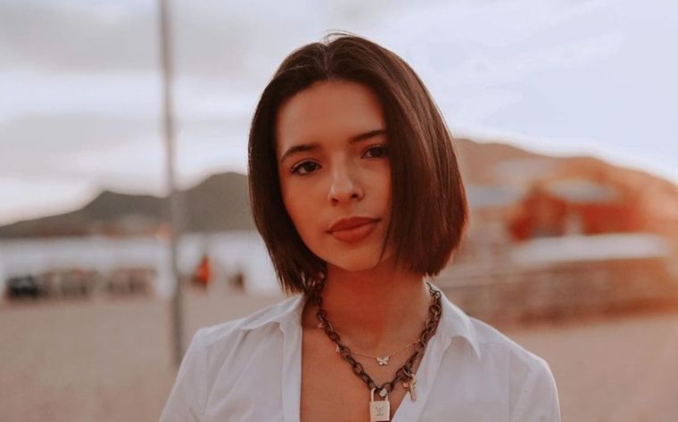 La hija del popular cantante Pepe Aguilar lució unos jeans tiro alto que le favoreció su esbelta figura. Foto: Revista Fama
