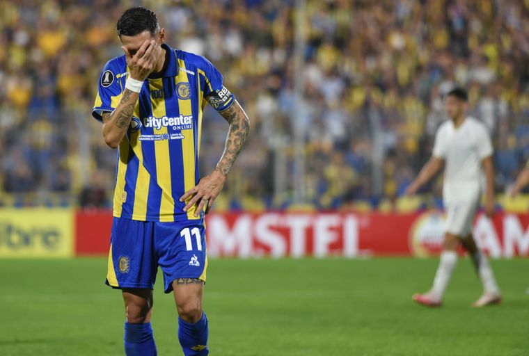Di María se lamenta y no es para menos: Fideo falló un penal y cortó una racha impresionante en Rosario Central vs Libertad.
