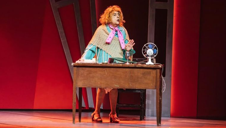 Antonio Gasalla haciendo el personaje de la empleada pública. Antonio Gasalla haciendo el personaje de la empleada pública.