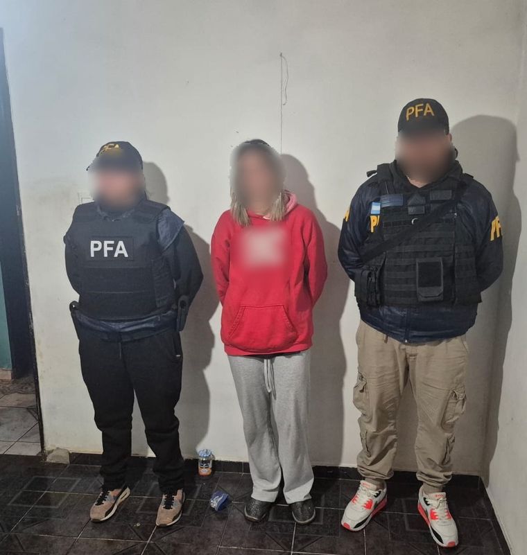Otra de las detenidas por la Policia Federal en el allanamiento realizado en Maipú. Foto: Policía Federal Argentina