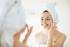 La niacinamida es un activo que debes agregar a tu rutina de skin care si quieres tener un piel luminosa, joven y sin pigmentaciones. Foto: Shutterstock.
