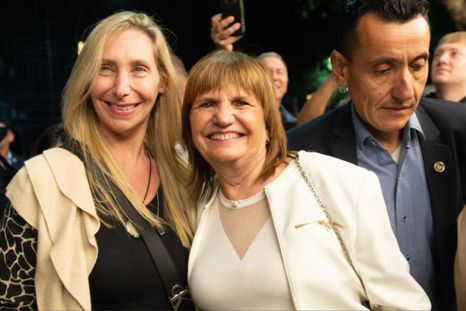 Bullrich y Karina Milei en el teatro. Bullrich y Karina Milei en el teatro.