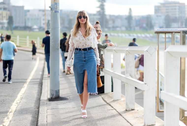 ¿Cómo verte más alta con tus faldas vaqueras? ¡Aquí te damos los consejos! Foto: InStyle