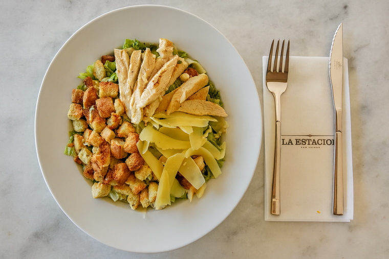 Al mediodía y la noche, la carta se transforma para ofrecer opciones distintas. Al mediodía y la noche, la carta se transforma para ofrecer opciones distintas.