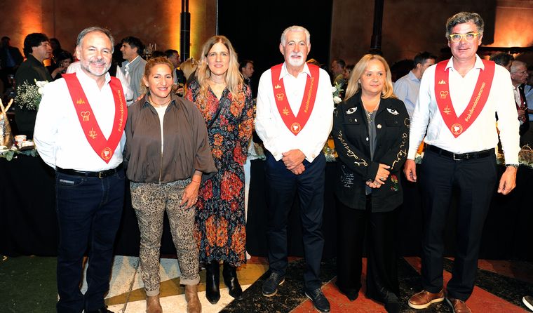Leo Boulin, de Autiq Cars, recibió en su espacio a Jorge Ripa -presidente del Club del Gourmet- y demás invitados. Leo Boulin, de Autiq Cars, recibió en su espacio a Jorge Ripa -presidente del Club del Gourmet- y demás invitados.
