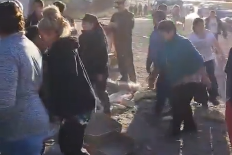 El camión quedó atravesado sobre calle Pérez Novella, a la altura del Parque de los Dinosaurios, en Neuquén. El camión quedó atravesado sobre calle Pérez Novella, a la altura del Parque de los Dinosaurios, en Neuquén.