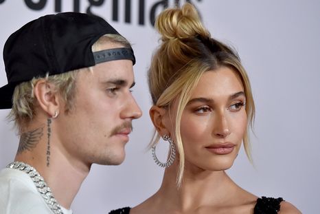 Hailey Bieber sabe cómo lucir cada prenda. Foto: Hello Magazine
