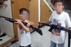 Las fotos que el penitenciario subió a su cuenta de Facebook. Las fotos que el penitenciario subió a su cuenta de Facebook.