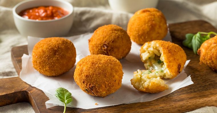 ¿Te sobró risotto? No lo tires: hacé estas croquetas con centro de queso derretido. Foto: Arroz Montsia