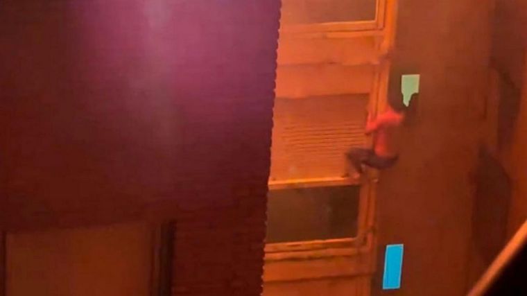 Uno de los jóvenes que logró salvarse en el incendio Foto: captura de video