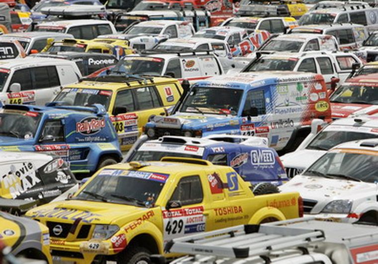 Impresionante vista de los vehículos del Dakar. Foto: EFE