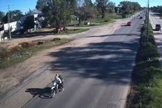 Momento en el que se escapaban dos de los delincuentes en una moto Foto: Captura de video Momento en el que se escapaban dos de los delincuentes en una moto Foto: Captura de video