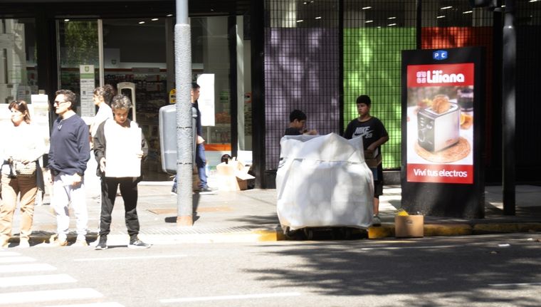 Sigue la controversia en torno a los operativos de la Ciudad para desalojar a las personas que duermen en la calle Foto: Juan Mateo Aberastain Zubimendi / Mdz
