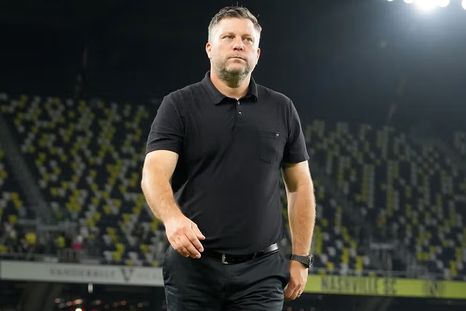 El DT del Nashville felicitó a Lionel Messi por alcanzar los 900 goles. El DT del Nashville felicitó a Lionel Messi por alcanzar los 900 goles.