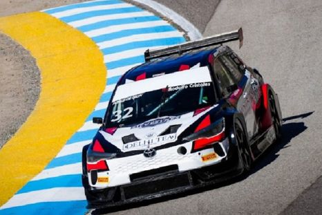 Gabriel Ponce de León ganó en “El Zonda” y volvió a celebrar en el TC2000 después de más de una década. Gabriel Ponce de León ganó en “El Zonda” y volvió a celebrar en el TC2000 después de más de una década.