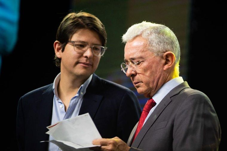 Miguel Uribe Turbay junto al expresidente Álvaro Uribe Vélez durante una reunión política.