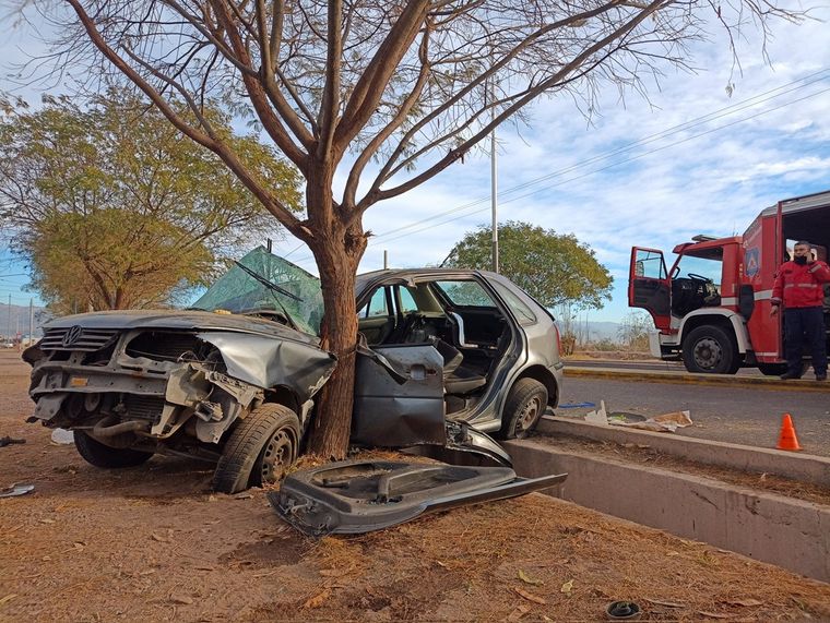 El accidente dejó al conductor atrapado dentro del vehículo Foto: Emilce Vargas Ferrara/MDZ