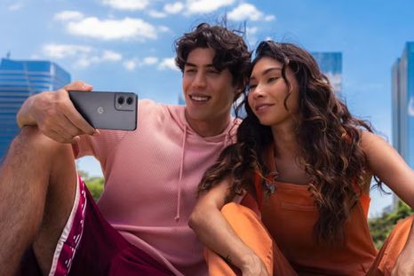 Cámara principal de 50 MP con Night Vision y batería de 5000 mAh: fotos listas para redes y hasta dos días de uso. Cámara principal de 50 MP con Night Vision y batería de 5000 mAh: fotos listas para redes y hasta dos días de uso.