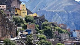 Iruya es un pueblo salteño construido entre montañas y quebradas a más de 2.700 metros de altura. Iruya es un pueblo salteño construido entre montañas y quebradas a más de 2.700 metros de altura.