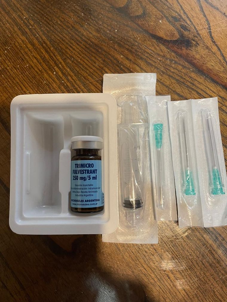 Adriana recibió la medicación de junio abierta y con una inyección menos. Adriana recibió la medicación de junio abierta y con una inyección menos.