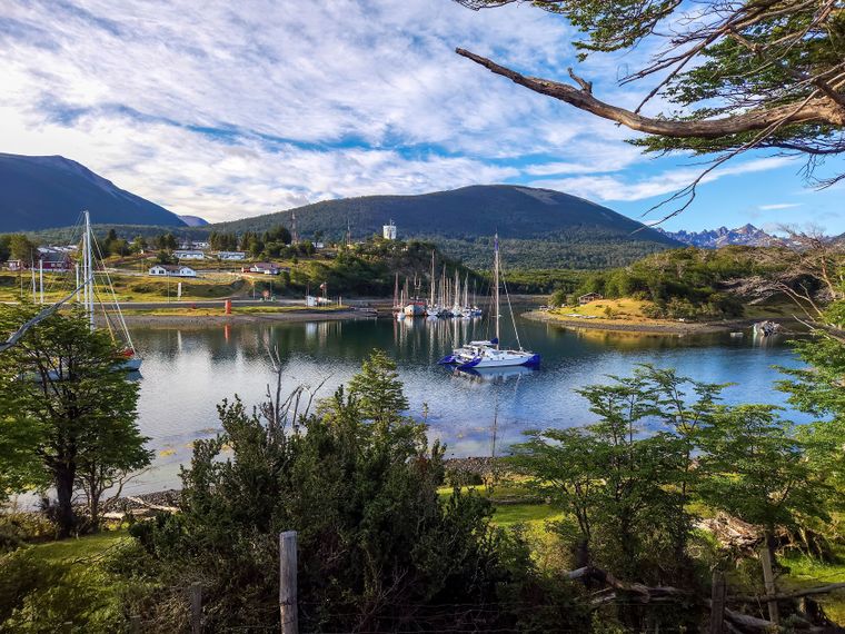 La cultura local y los paisajes de Navarino marcan la identidad del pueblo.