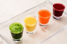 Los shots saludables,  en ayunas por la mañana, suben las defensas, otorgan esa cuota de energía necesaria para arrancar el día. Foto: The Today Show - https://media-cldnry.s-nbcnews.com/image/upload/newscms/2019_30/1463292/wellness-shots-today-main-190722.jpg