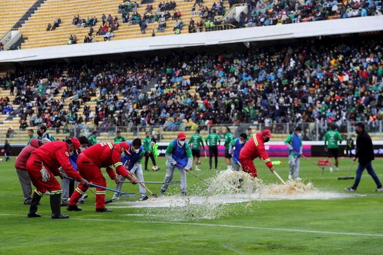 El encuentro comenzó con 30 minutos de atraso. Foto: EFE