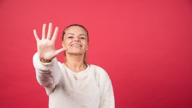 Cinco ese es el número de dedos de una mano. Cinco ese es el número de dedos de una mano.