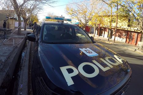 Un hombre de 47 años murió en Godoy Cruz luego de haber herido con un cuchillo a su hermana y tratar de atacar a los efectivos policiales. (Foto ilustrativa) Un hombre de 47 años murió en Godoy Cruz luego de haber herido con un cuchillo a su hermana y tratar de atacar a los efectivos policiales. (Foto ilustrativa)