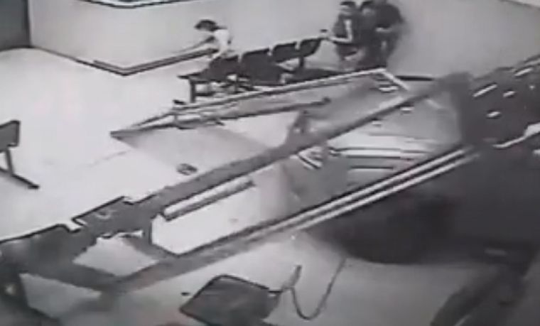 Una camioneta se incrustó se incrustó en la guardia de un hospital de Boulogne Foto: Captura de video
