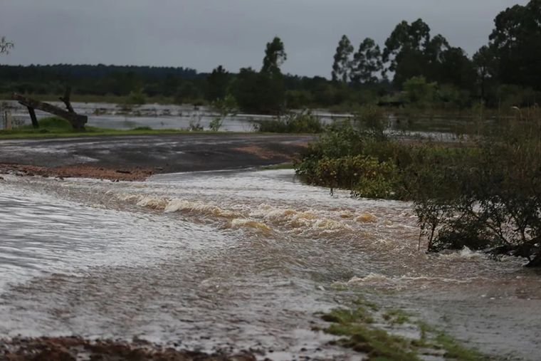 Las crecidas por tormentas y la apertura de la represa en Brasil están causando estragos en Misiones