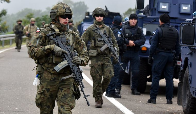 frontera Serbia Kosovo En la frontera de Serbia y Kosovo, hay soldados de la fuerza de mantenimiento de paz de la KFOR. Foto: Reuters.