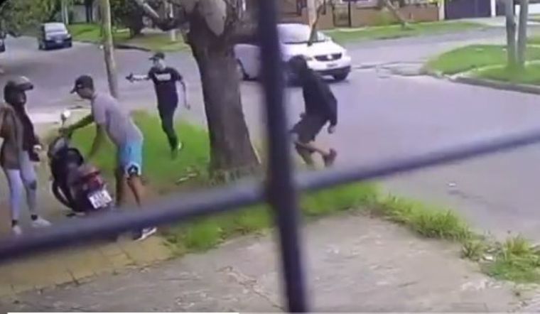 En un momento de distracción, cuatro delincuentes armados rodearon a una mujer. Foto: Captura cámara de seguridad