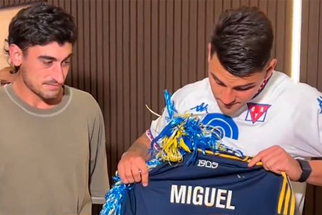 Nacho Russo junto a Agustín Eugui, el uruguayo que encontró la camiseta de su padre. Nacho Russo junto a Agustín Eugui, el uruguayo que encontró la camiseta de su padre.