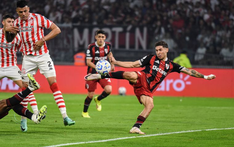 Gonzalo Montiel apareció en el área como 9 y definió con una preciosa volea para darle el 1-0 a River ante San Martín de Tucumán.