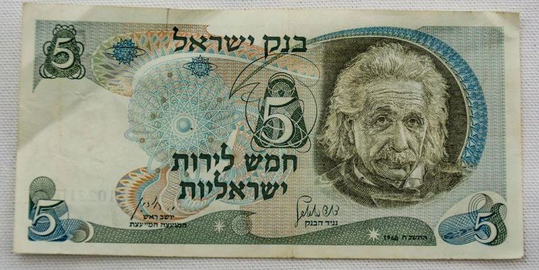 Einstein falleció tres años después de que le propusieran ser presidente de Israel. En su honor, el gobierno israelí emitió en 1968 un billete de 5 liras con su retrato.