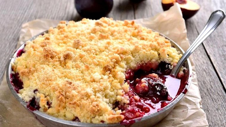 Crumble de ciruelas Una receta simple y deliciosa para hacer en minutos. Foto: Shutterstock