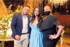 Un triángulo amoroso podría ser la causa de una masacre. Acá se a Mirna ve junto a su ex, un policía que también fue asesinado. Foto: O Globo