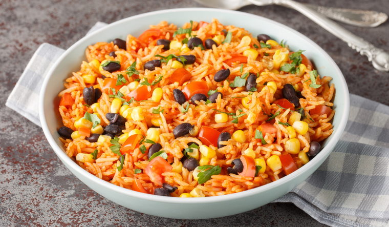 La receta de arroz a la mexicana se origin&oacute; combinando t&eacute;cnicas espa&ntilde;olas de arroz con ingredientes locales como jitomate y chile.