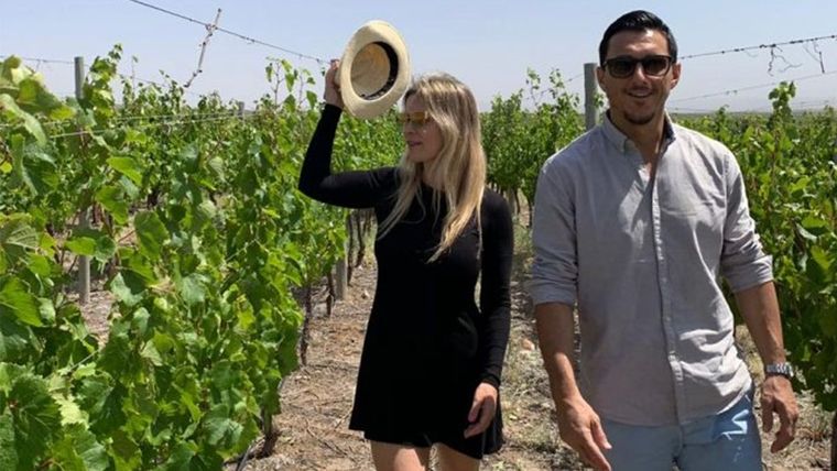 Belén y Nicolás, de paseo por las viñas.